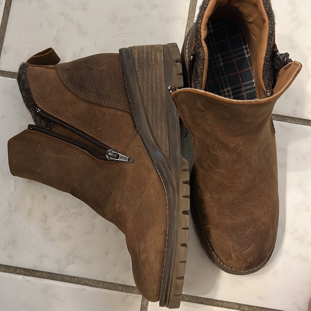 LAST CHANCE women’s ankle brown booties- wedge